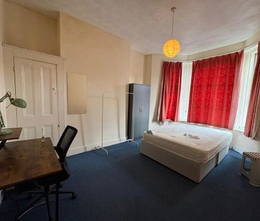 3 bedroom flat to rent - Photo 3