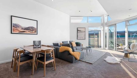 Waterfront 3 bedroom top floor furnished apartment - Photo 4