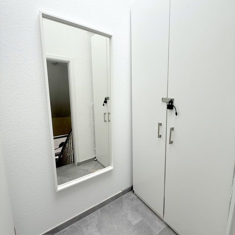 Im Herzen von Neuss: Zentrales und modernes Apartment im DG mit Klimaanlage und Tageslichtbad - Photo 1