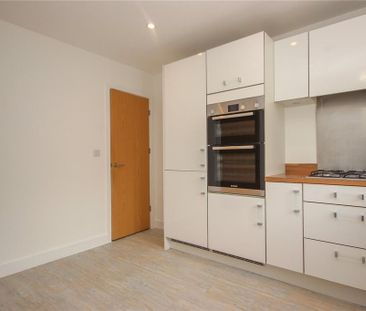 4 bedroom end of terrace house to rent - Photo 2