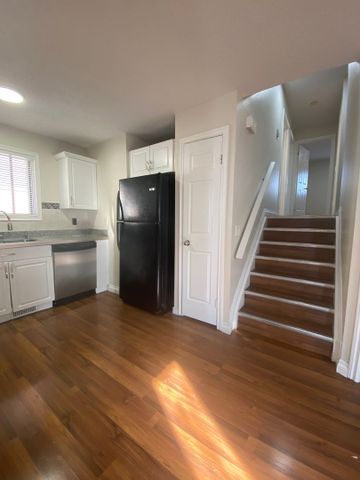 Beautiful 3-Bedroom Main Floor for Rent in Martindale - Photo 4