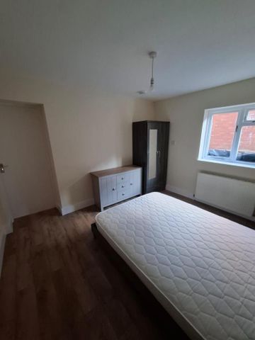 3 bedroom flat to rent - Photo 4