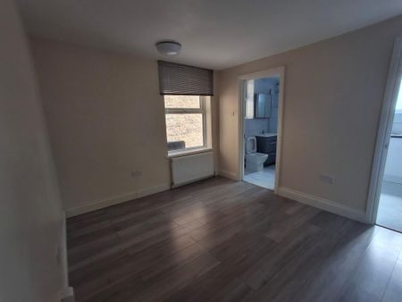 3 bedroom flat to rent - Photo 2