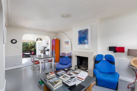 Bright and spacious family home with a beautiful garden - Photo 3