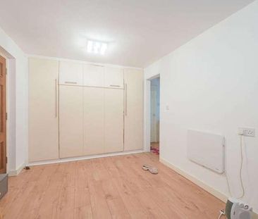 Elmley Close, Beckton, E6 - Photo 1