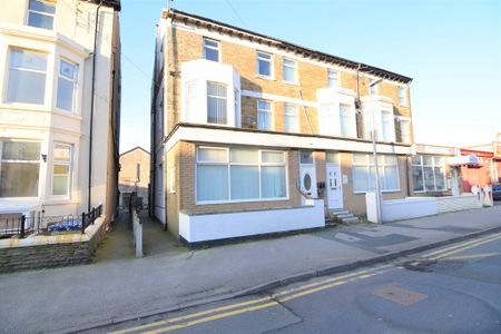 To Let 1 Bed Flat - Photo 4