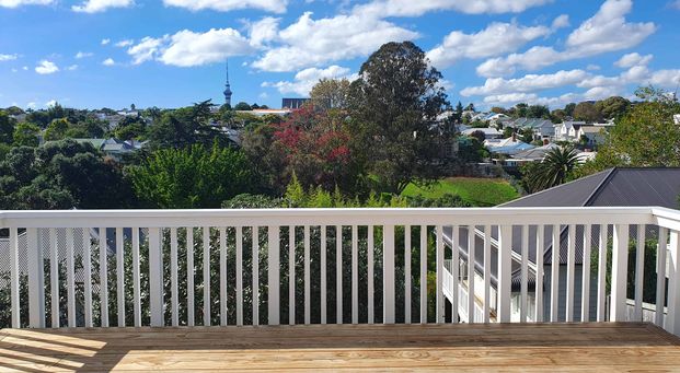 Beautifully restored 4 bedroom with rumpus - Photo 1