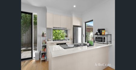 Quiet and Contemporary Living - Photo 4