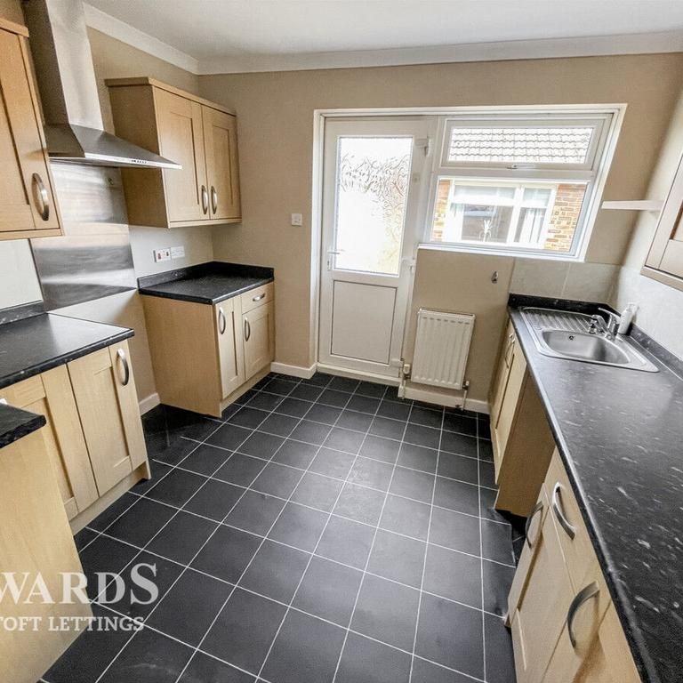 3 bedroom detached bungalow to rent - Photo 1