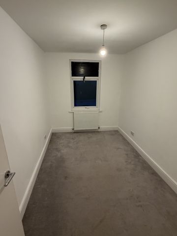 4 Bed Semi-Detached House, Leslie Grove, CR0 - Photo 3