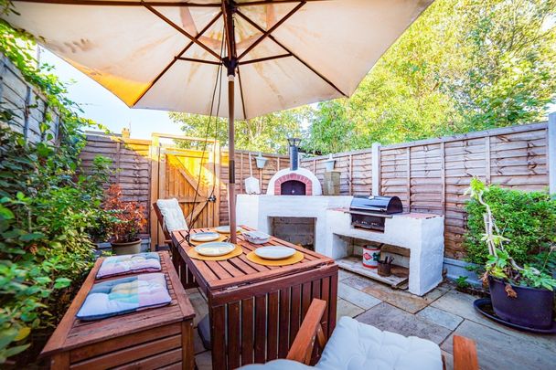 Rosebery Avenue - Photo 1