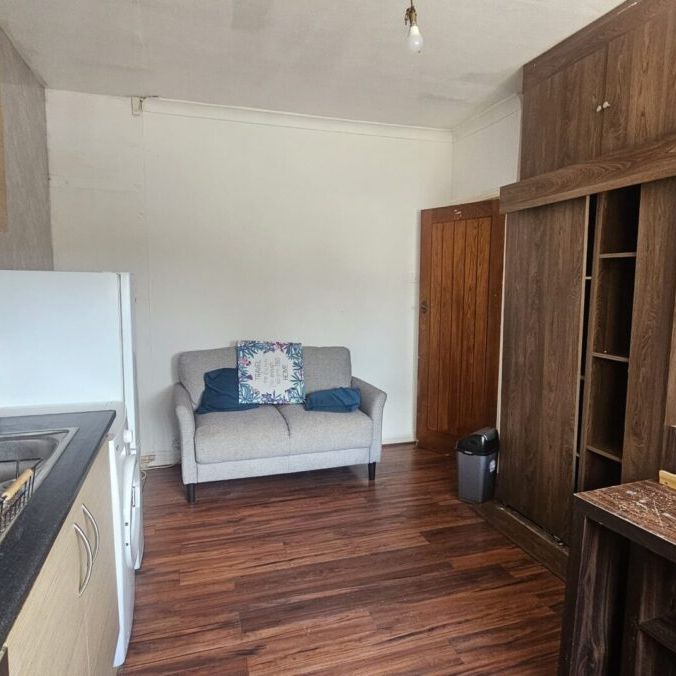 The Glen, UB2, Hounslow - Photo 1