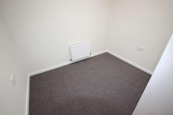 Caxton Court, Staffordshire, Burton Upon Trent, DE14 - Photo 1
