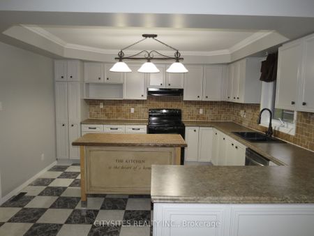 Detached Home For Lease | W8147270 - Photo 5