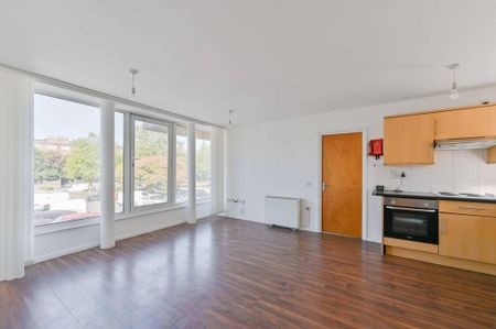 3 bedroom flat to rent - Photo 4