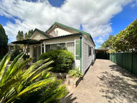 House &plus; Granny Flat in a Prime Location&excl; - Photo 2