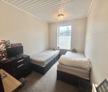 Mill Street, Bradford, Wibsey - Photo 2