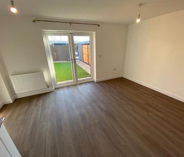 3 bedroom end of terrace house to rent - Photo 2