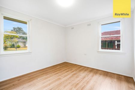 THREE BEDROOM FAMILY HOME! - Photo 3