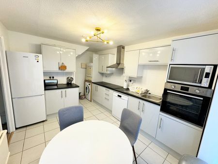 3 Bed Terraced House, Storks Road, SE16 - Photo 3