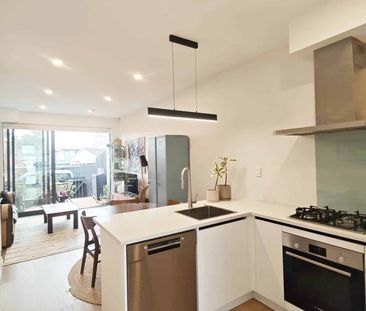 Modern Pet-Friendly Townhouse in a Prime Glenf... - Photo 4