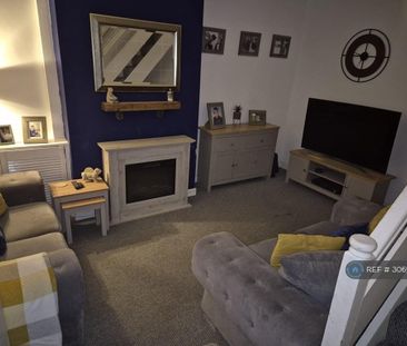 2 bedroom end of terrace house to rent - Photo 1