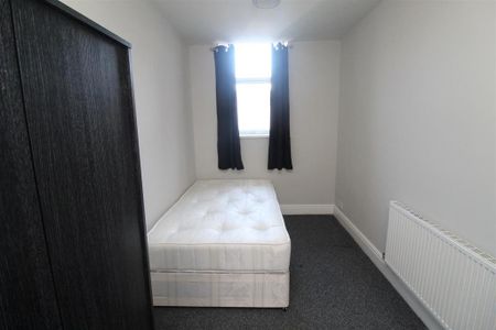 3 bedroom flat to rent - Photo 5