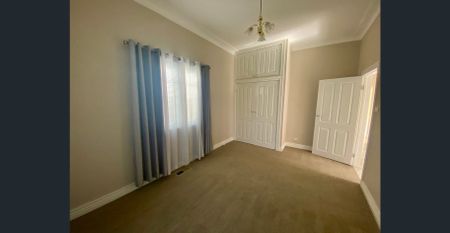 Refurbished three bedroom house - Photo 4