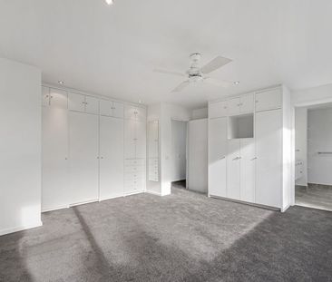 Modern Two-Storey Townhouse in a Peaceful Setting - Photo 6