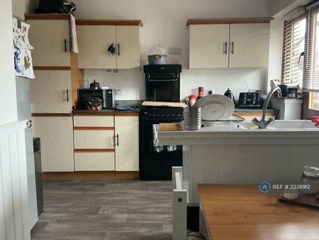 3 bedroom end of terrace house to rent - Photo 4