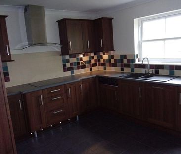2 bedroom semi-detached bungalow to rent - Photo 2