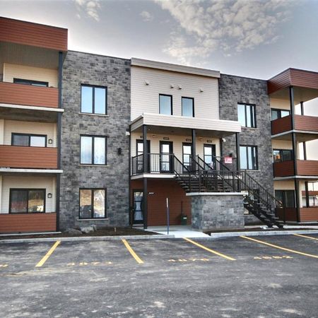 Superbe 4 1/2 + B, LÉVIS, (St-David), 3ième étage, air clim, 2 STATIONNEMENTS EXTÉRIEURS INCLUS, LIBRE dès le 21 juin 2026. - Photo 3