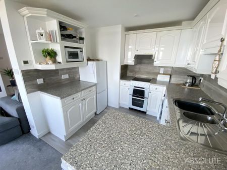 2 bedroom ground floor flat to rent - Photo 2