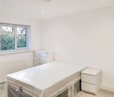 Corby Drive, Englefield Green, Egham, Surrey, TW20 0TR - Photo 5