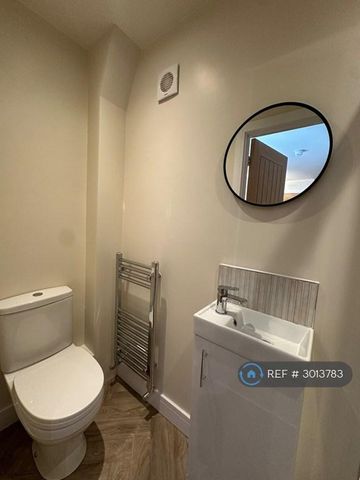 1 bedroom in a house share to rent - Photo 5