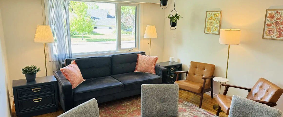 Pet Friendly 2 Bedroom Inner City Bungalow Duplex near Marda Loop — 2 Bedrooms Duplex - Photo 1