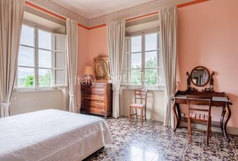 Villa ottocentesca con piscina nelle colline lucchesi
