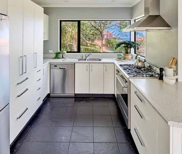 Spacious Family Home - Photo 2