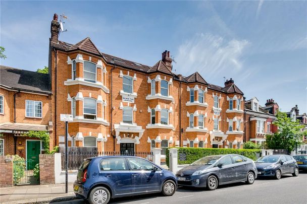 3 bedroom flat in Balham Park Road - Photo 1