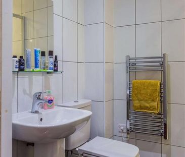 1 bedroom in a flat share to rent - Photo 2