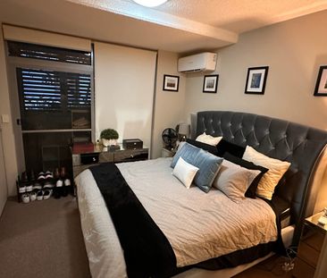 Stylish, Spacious & Secure Two-Level Apartment with Large Balcony i... - Photo 6