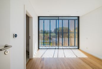 Moradia T6 de arquitetura moderna inserida no Golfe de Oeiras