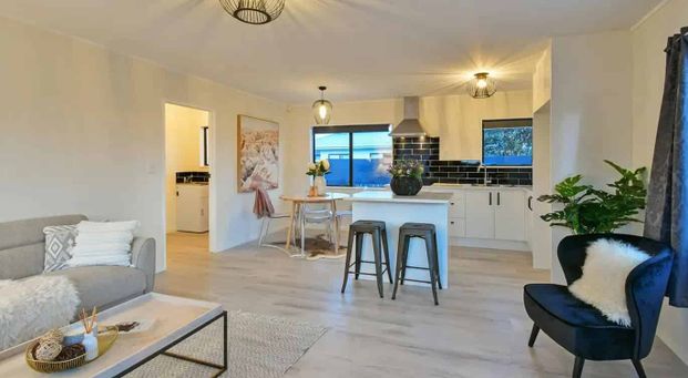 Beautiful 3 Bedroom + 2 Utility Rooms - Photo 1