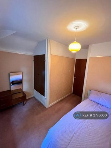 3 bedroom end of terrace house to rent - Photo 4