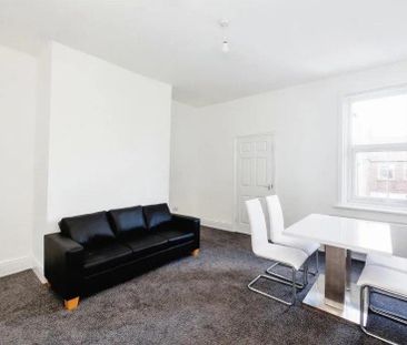3 bedroom flat to rent - Photo 3