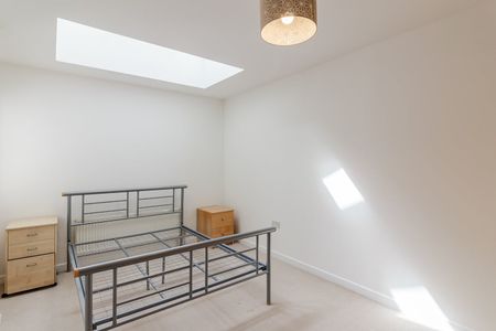 3 Bed Terraced House, Holmes Close, SE22 - Photo 3