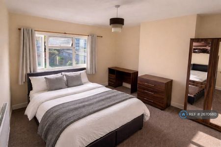 1 bedroom in a house share to rent - Photo 2