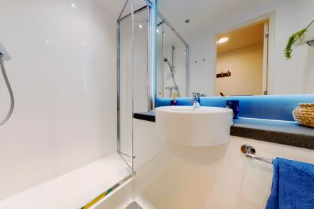 Silver Ensuite - Mid Level - Photo 2