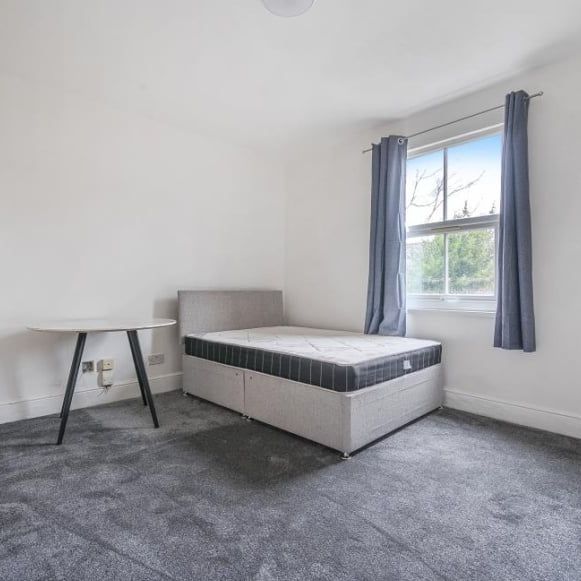 Studio Flat, New Road, RG1 - Photo 1