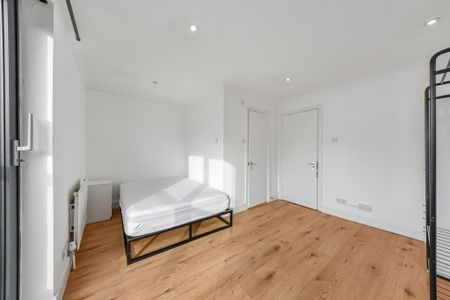 4 bedroom mews to rent - Photo 2